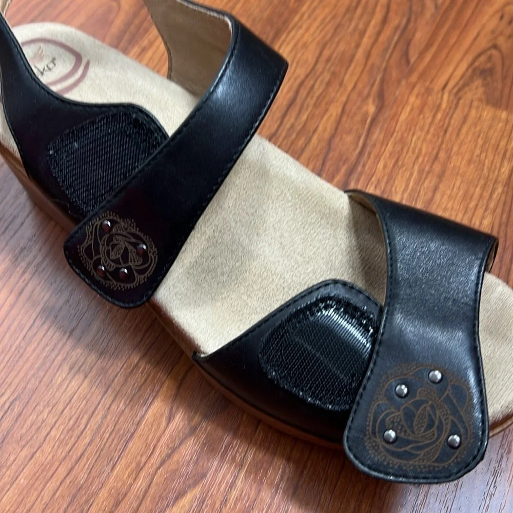 Dansko Sonnet Sz 39 Leather Sandal Wood Block Platform Black